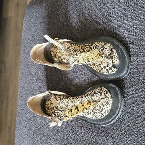 Woman's Size 8m snake skin thong sandals